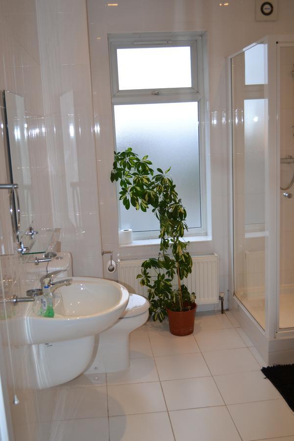 Annie'S Guest House Фарнбъро Екстериор снимка