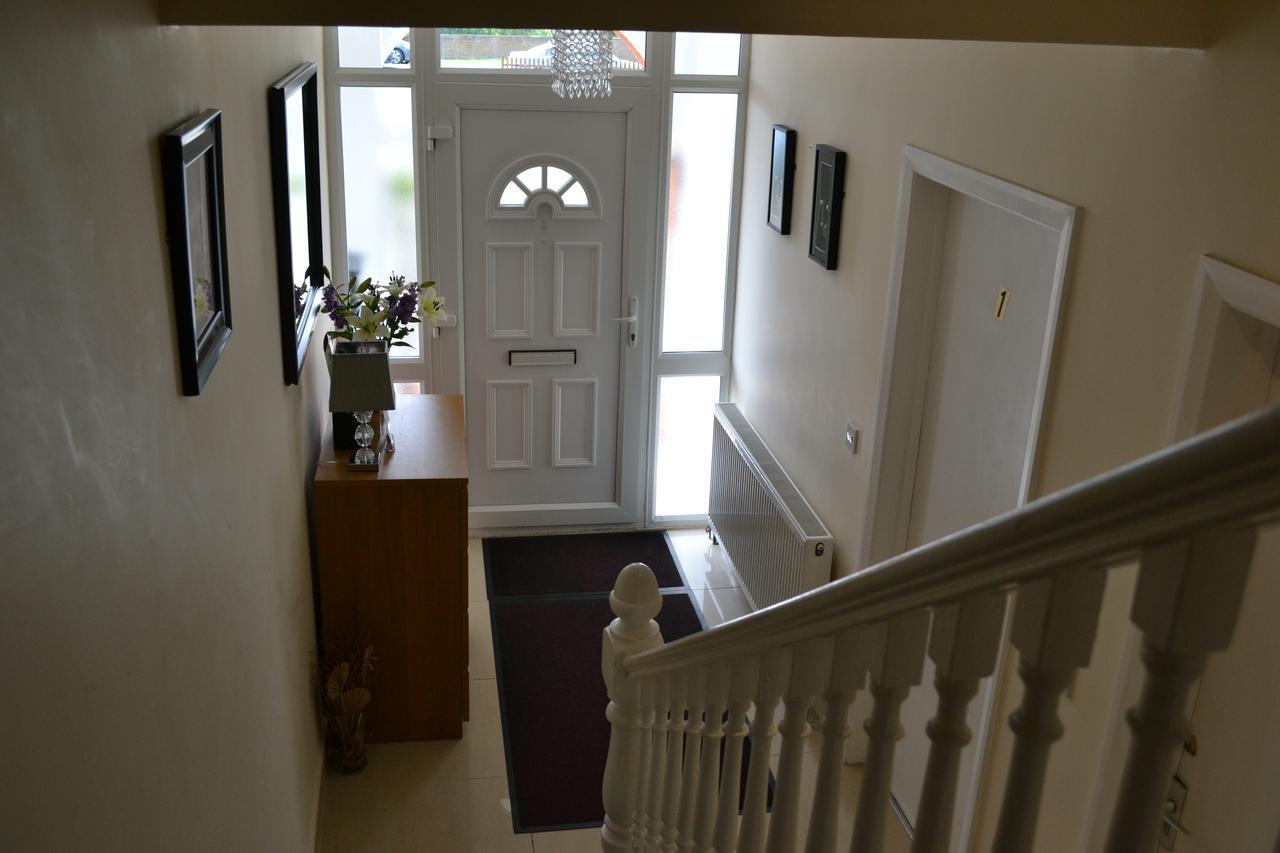 Annie'S Guest House Фарнбъро Екстериор снимка