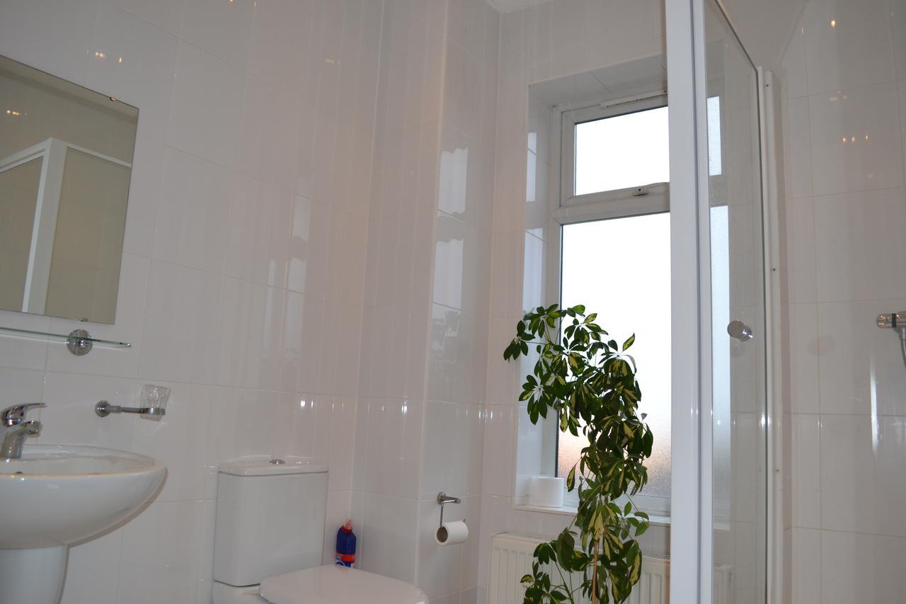 Annie'S Guest House Фарнбъро Екстериор снимка