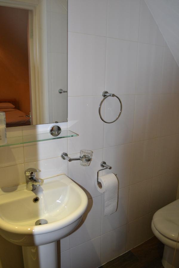 Annie'S Guest House Фарнбъро Екстериор снимка